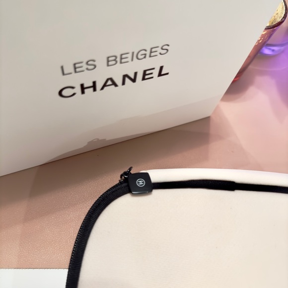 🎉HOST PICK 💖Chanel Le Beiges Cosmetic Bag - Picture 2 of 5